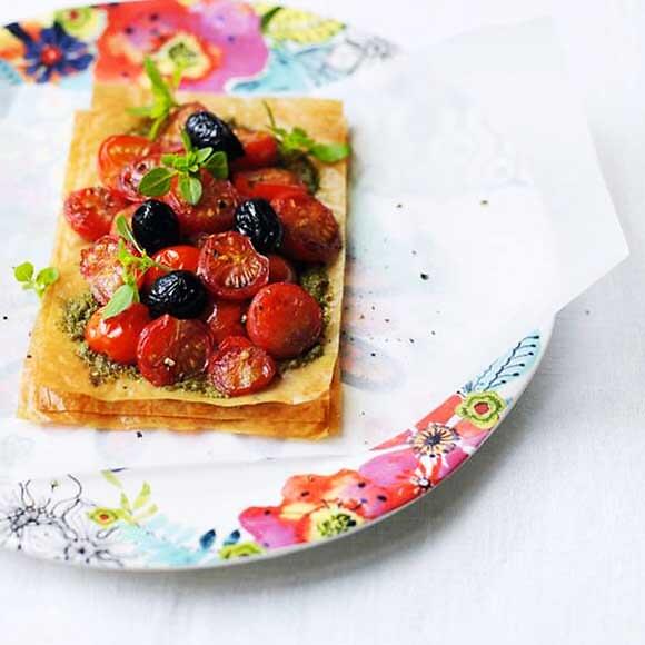 Слоеные тарты с помидорами и маслинами