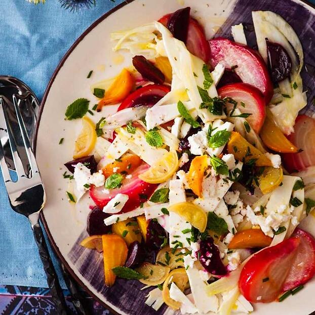 Греческий салат из свеклы, фенхеля, мяты и феты