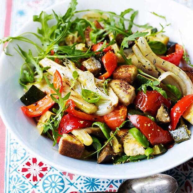 Греческий салат из жареных овощей